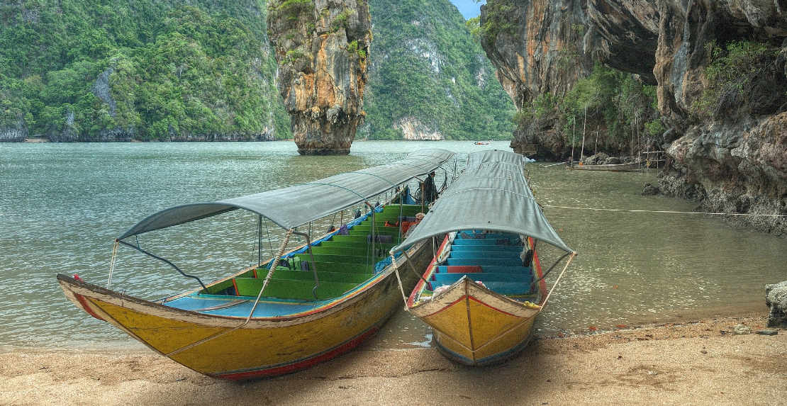 एक बड़ी नाव पर