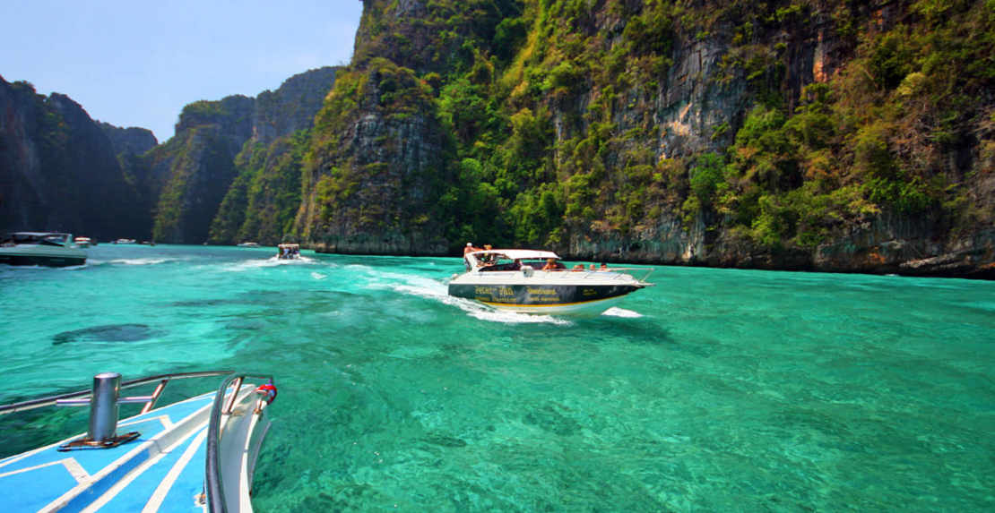 नाव द्वारा